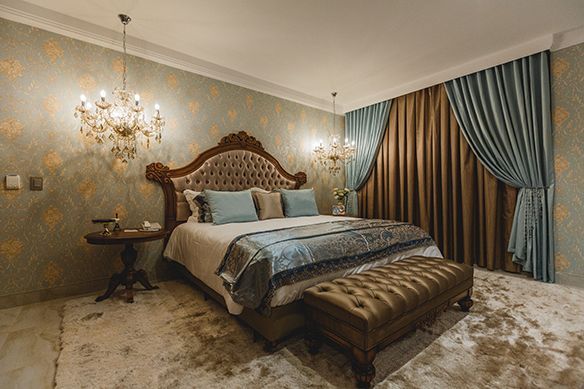 Um grande edifício branco com carros estacionados na frente dele em um dia nublado.