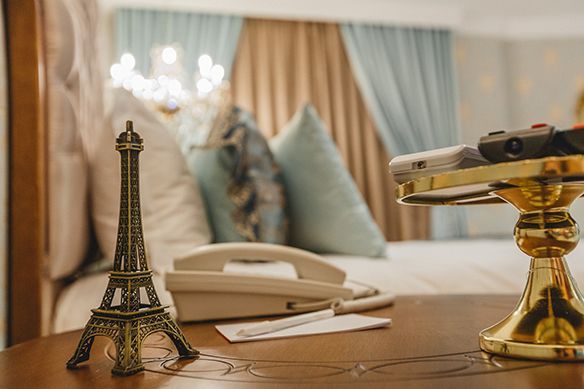 Uma vista aérea do saguão de um hotel com um lustre pendurado no teto.