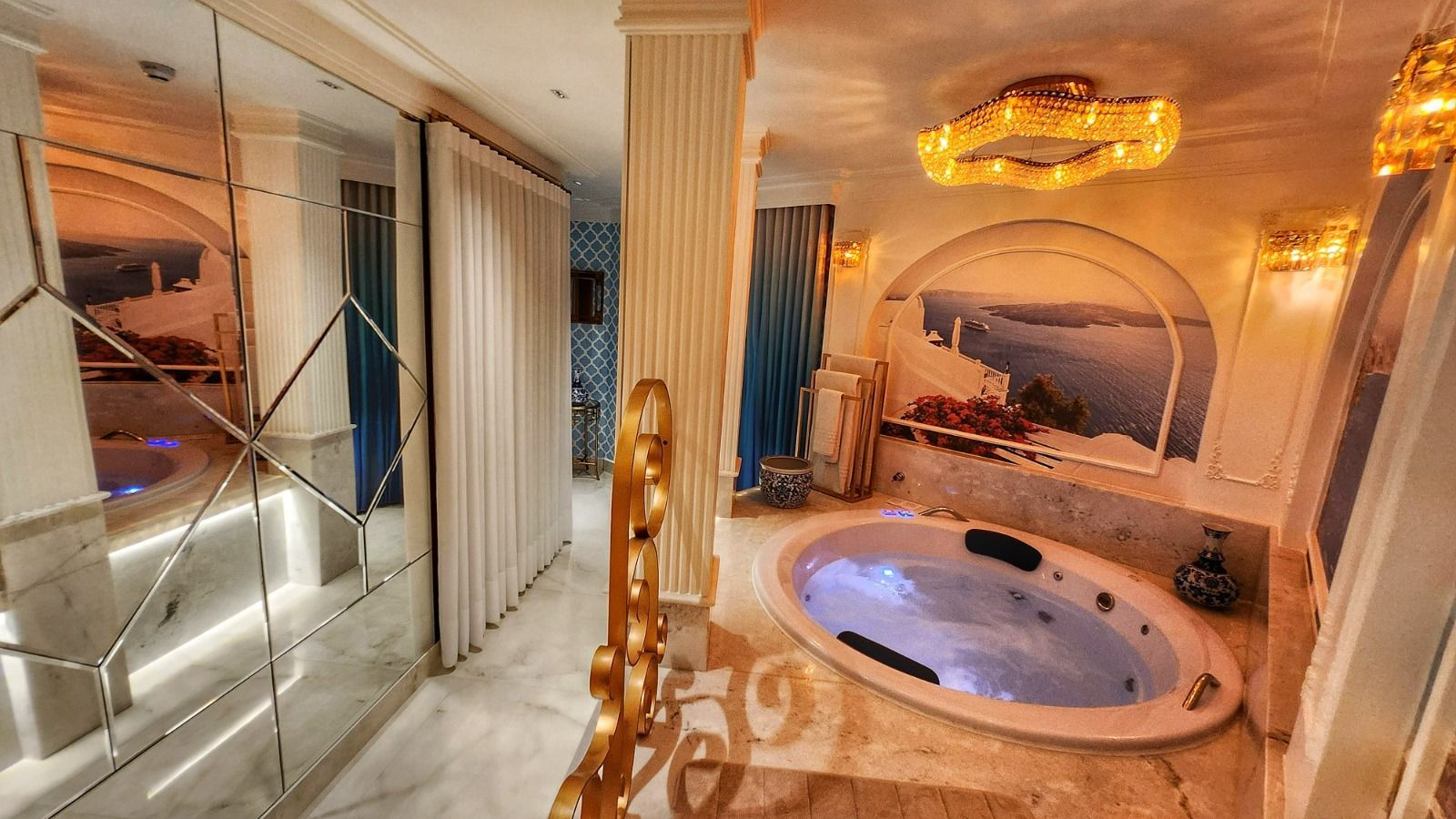 Há uma cama grande no meio do quarto.