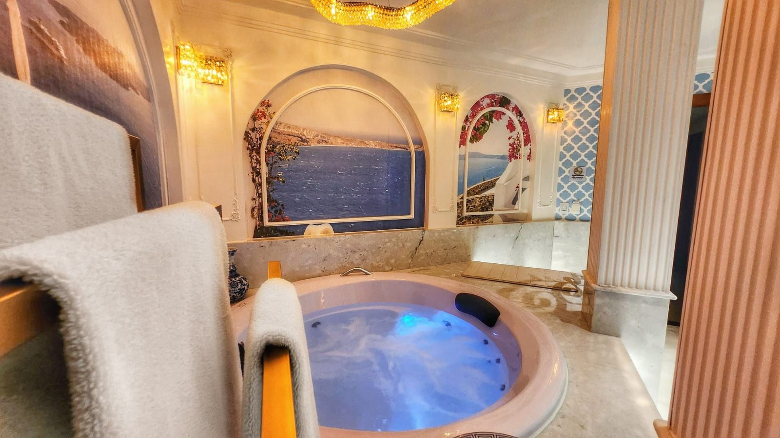 Um quarto de hotel com uma cama king size e uma escrivaninha.