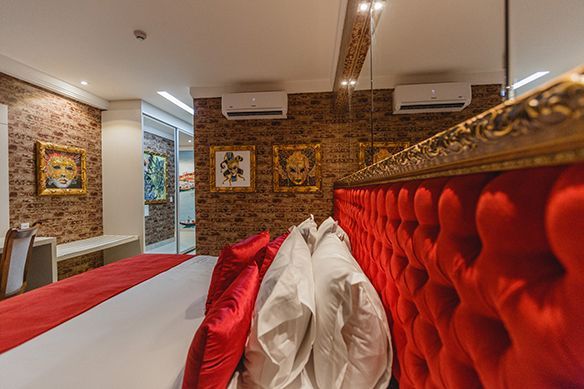 Há uma cama grande no meio do quarto.