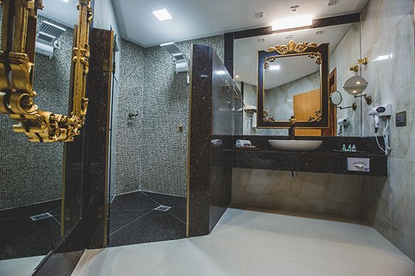 Uma sala de estar com sofá, mesa e cadeiras