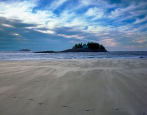 There is a small island in the middle of the ocean.