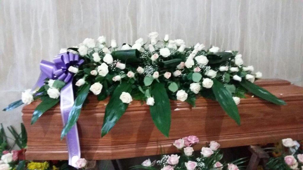 Addobbi floreali per la cassa mortuaria