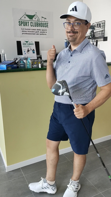 un uomo in piedi in una stanza con in mano un club da golf .