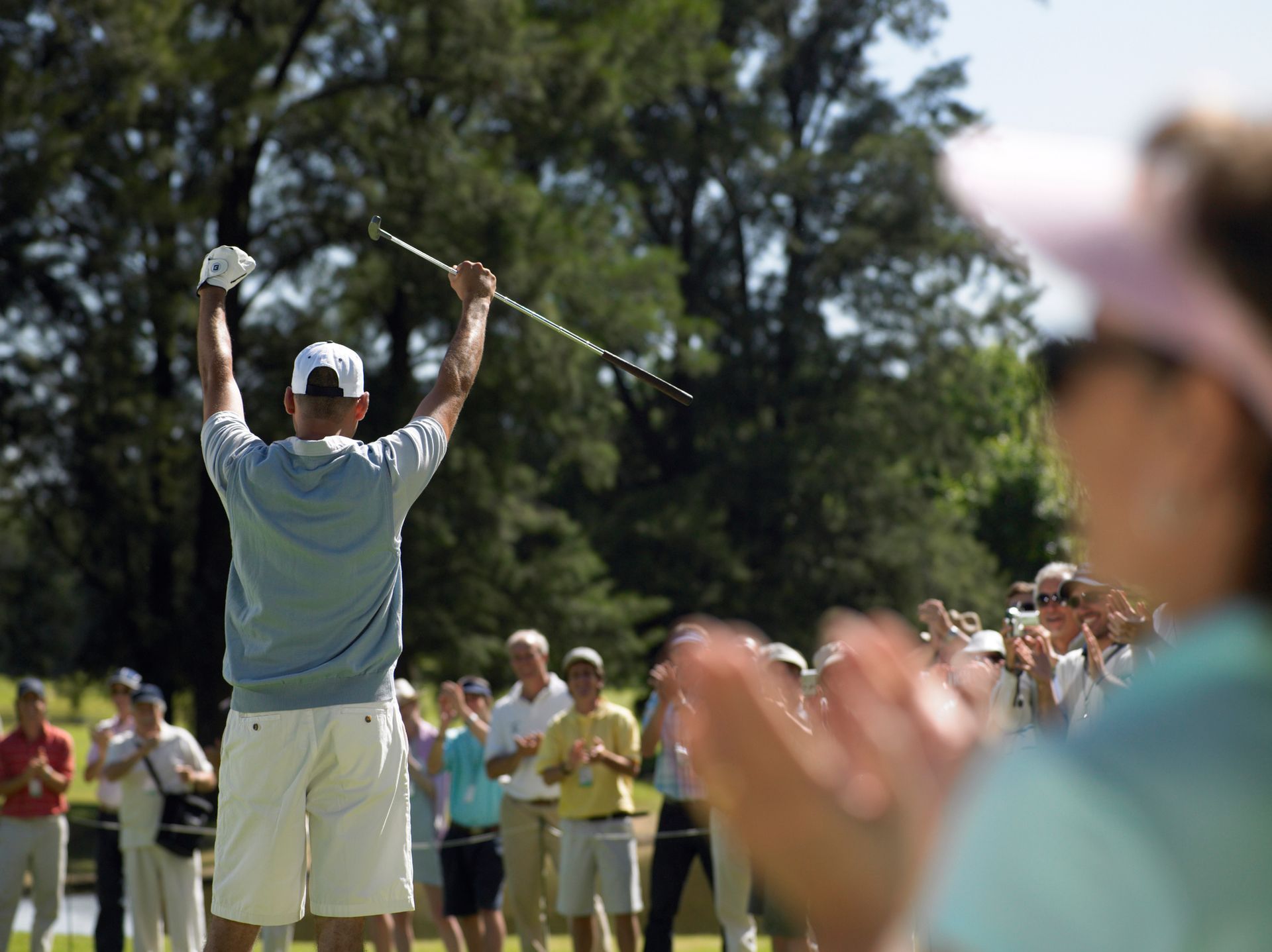 una palla medica nera è seduta accanto a una borsa blu .