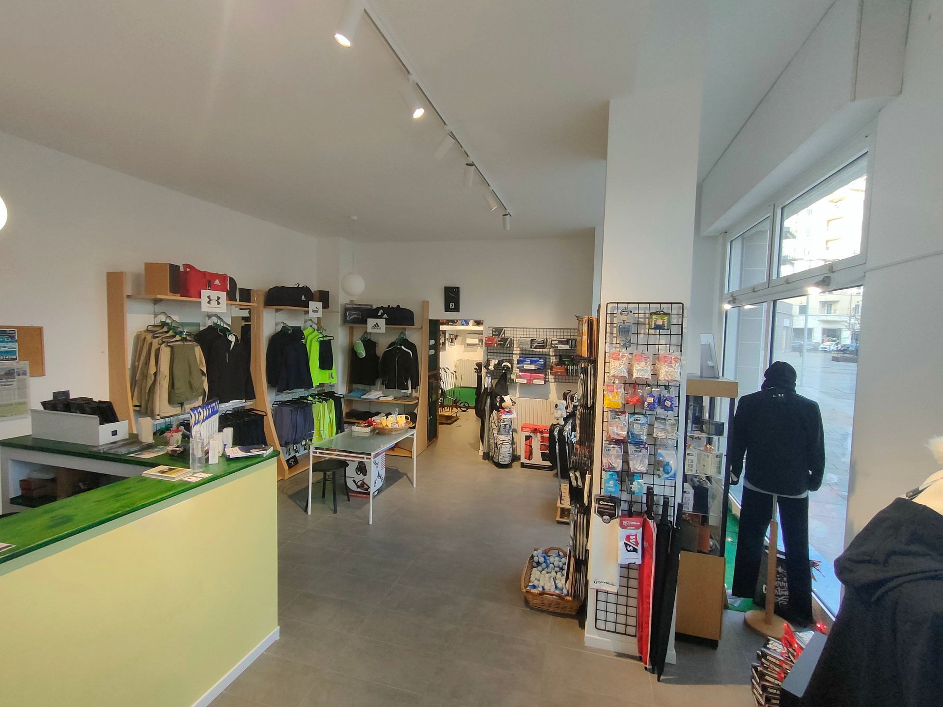 un negozio pieno di vestiti e altri oggetti .