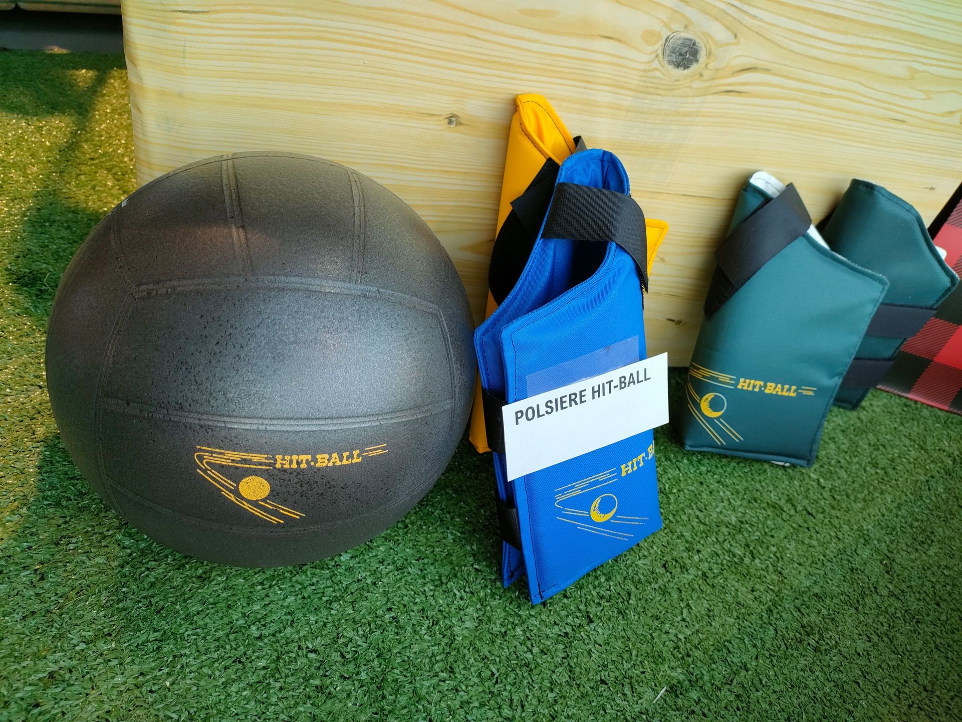 una palla medica nera è seduta accanto a una borsa blu .