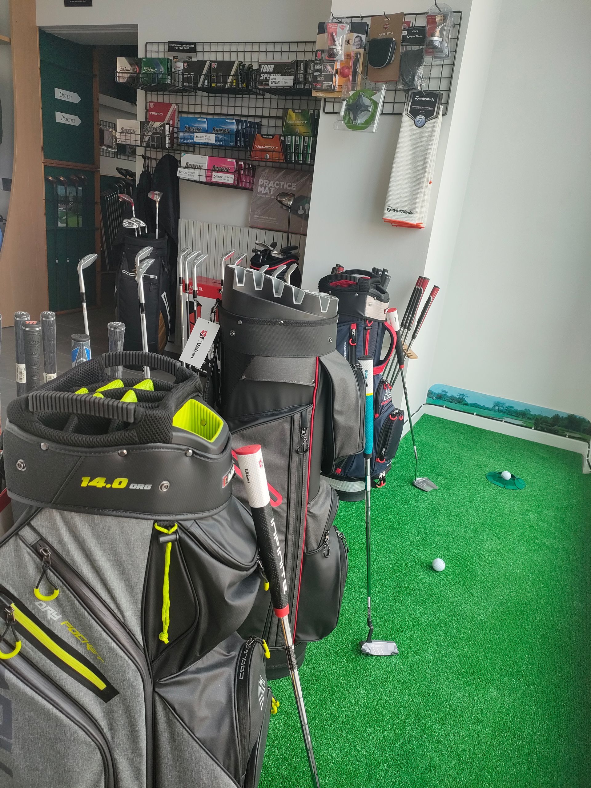 un negozio pieno di borse da golf e palline da golf .