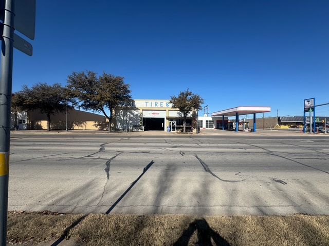 A gas station with a sign that says m on it