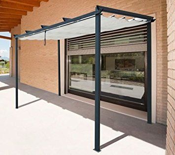 Parasole in acciaio sopra la vetrina di un negozio