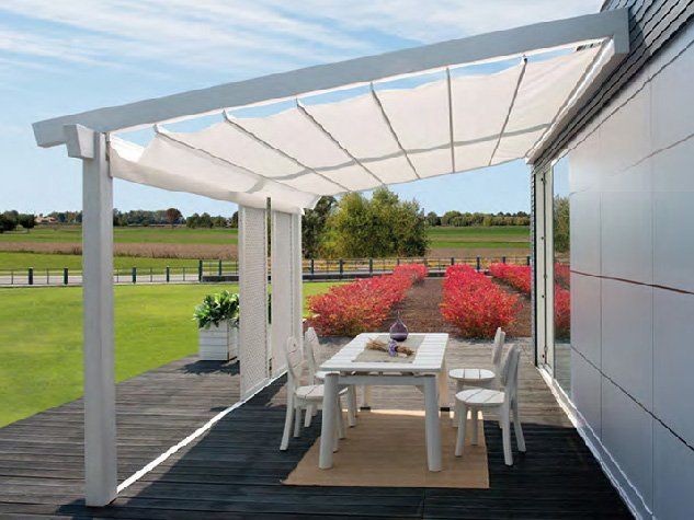 Tavolo con sedie sotto parasole