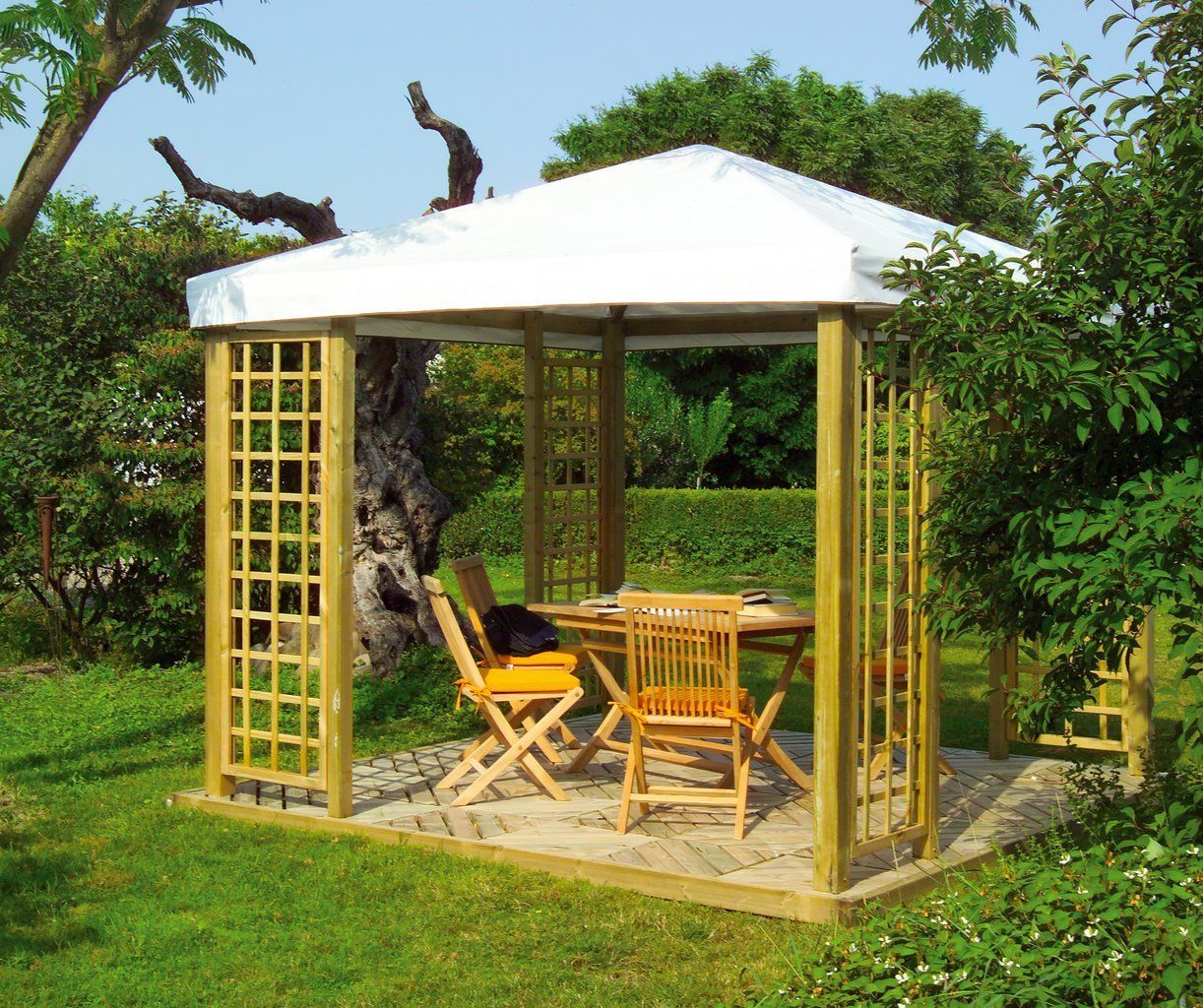 Gazebo con finitura in legno