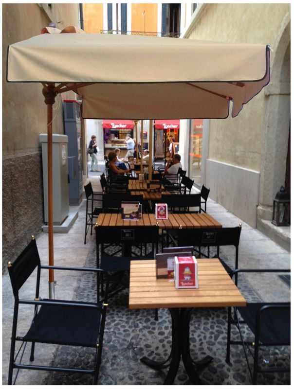 Tavoli esterni di un ristoranet