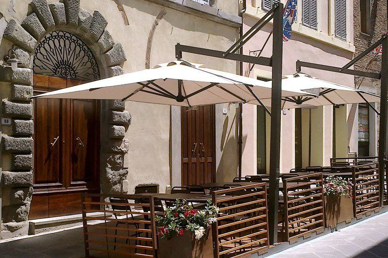 Ombrellone all'esterno di un locale