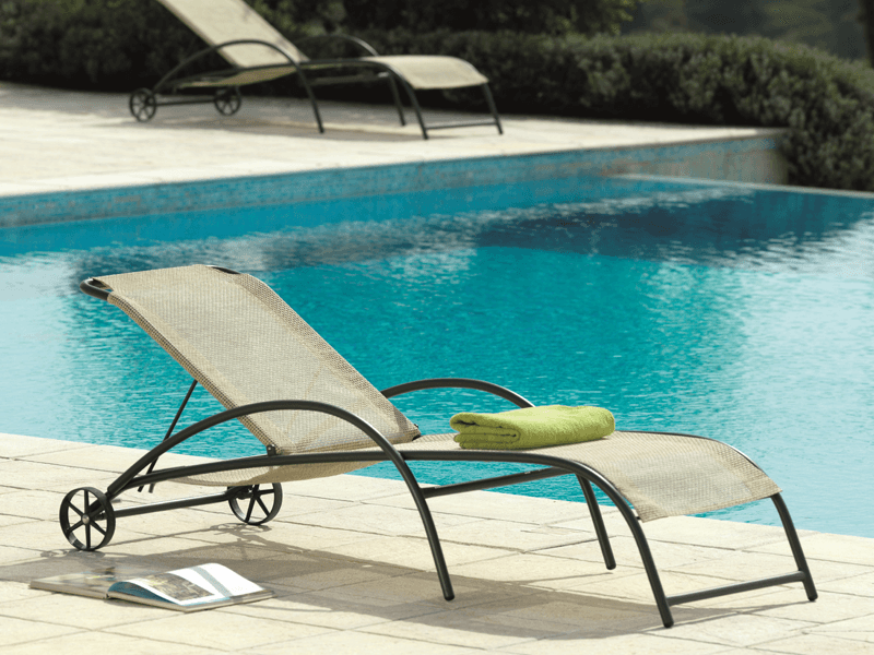 Sdraio sul bordo di una piscina