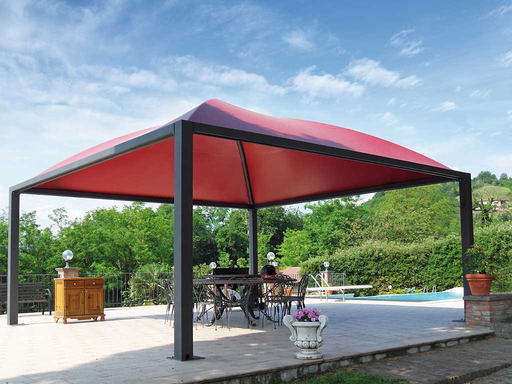 Gazebo bianco vicino un lago