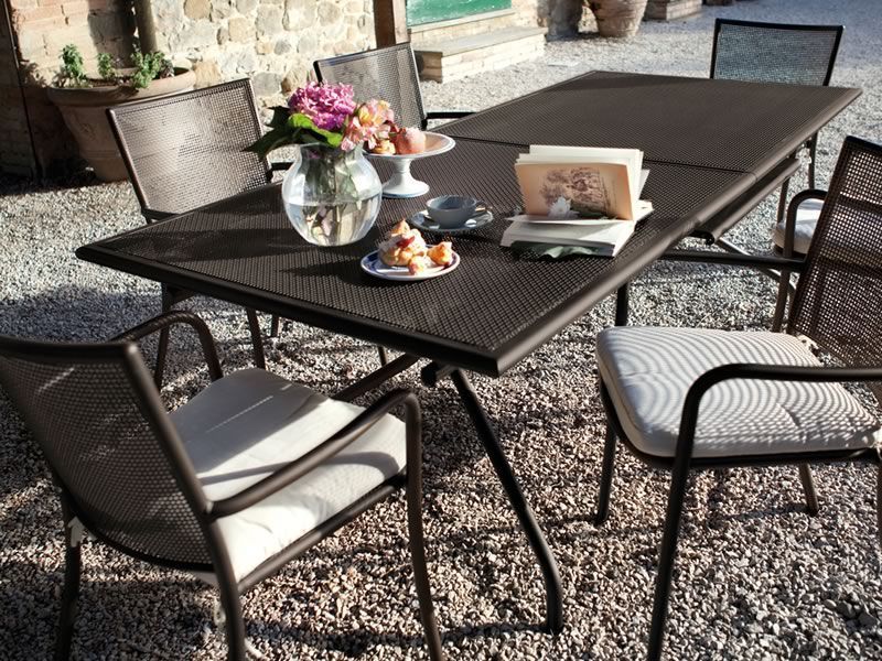 Tavolo in acciaio per uso esterno