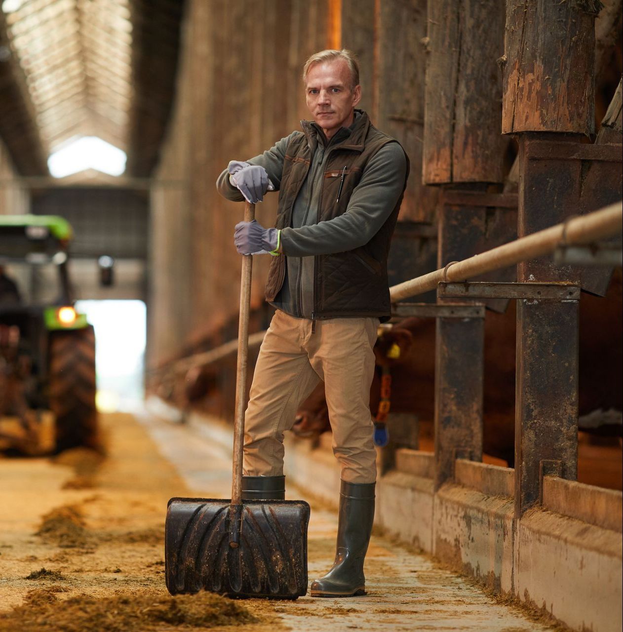 Homme dans le milieu agricole utilisant une pelle AMR Greentech Jodoigne
