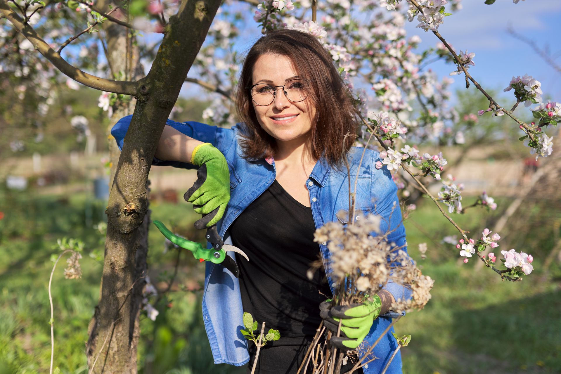 Jardinière posée contre un arbre dans un jardin AMR Greentech Jodoigne