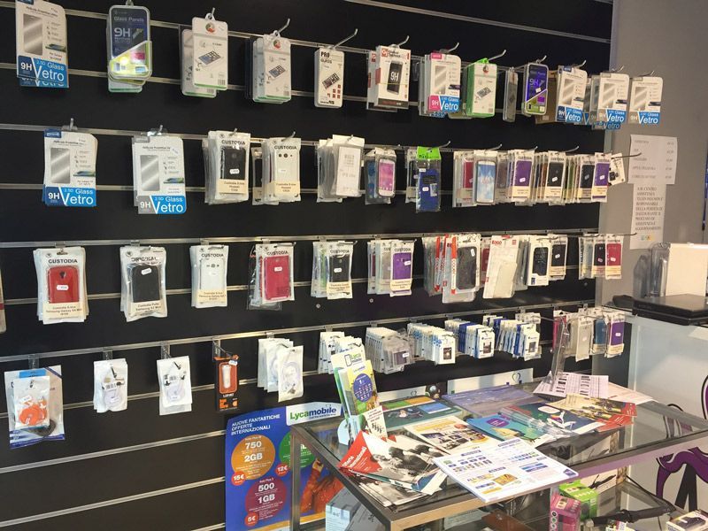 parete con cover e accessori per smartphone