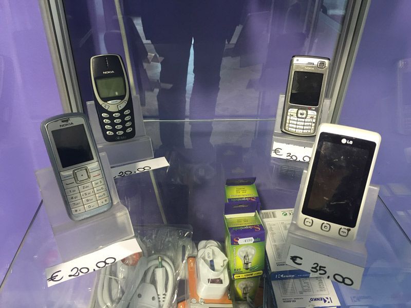 vetrina con telefoni e smartphone