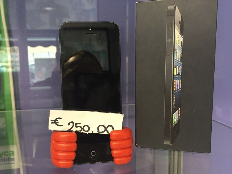 smartphone in vetrina