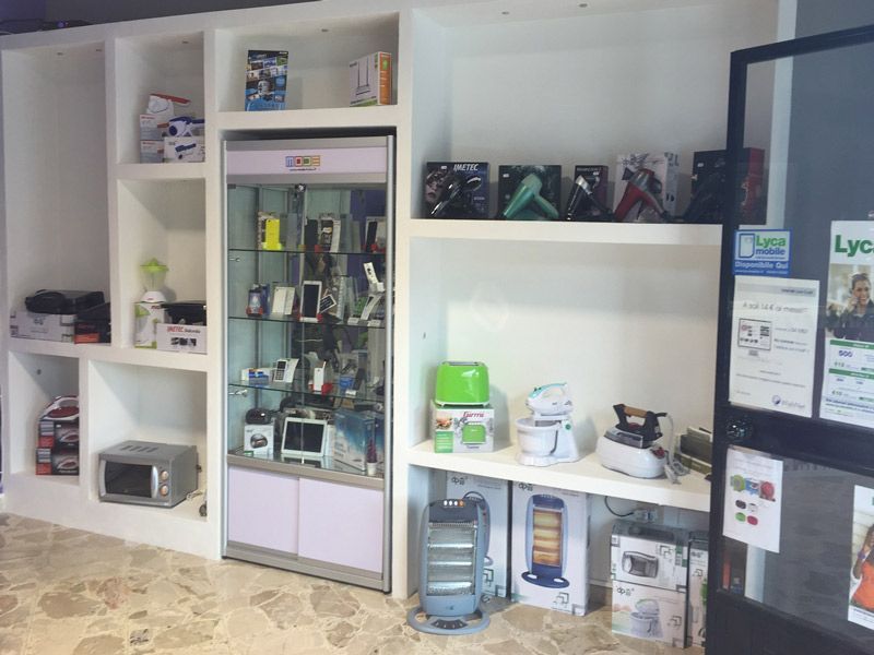 smartphone e tablet in vendita esposti in vetrina