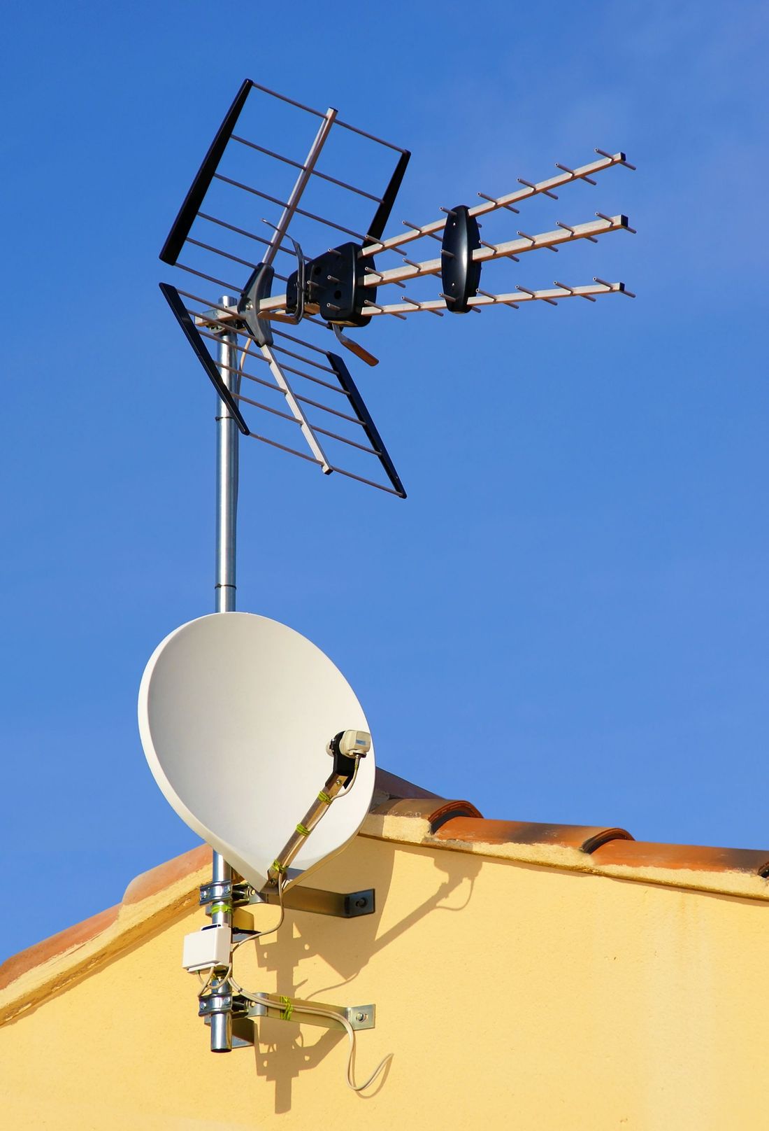 parabola e antenna sul tetto di una abitazione