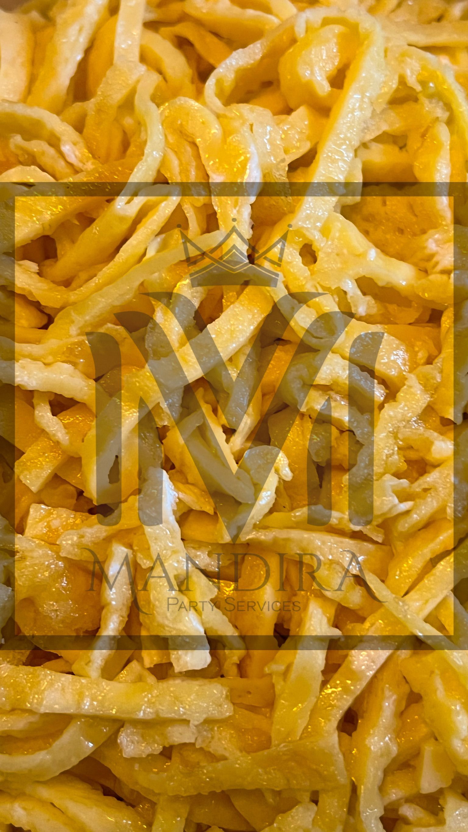 Een close-up van een stapel frietjes met een vierkant in het midden.