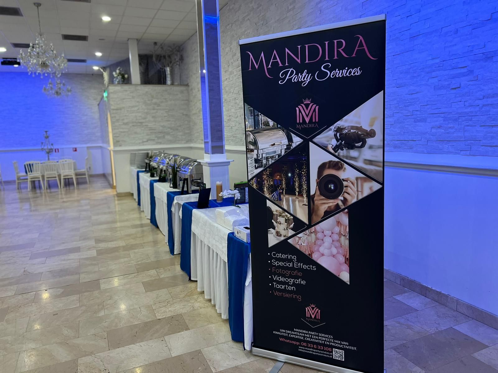 In een kamer wordt een spandoek voor mandir-feestdiensten getoond