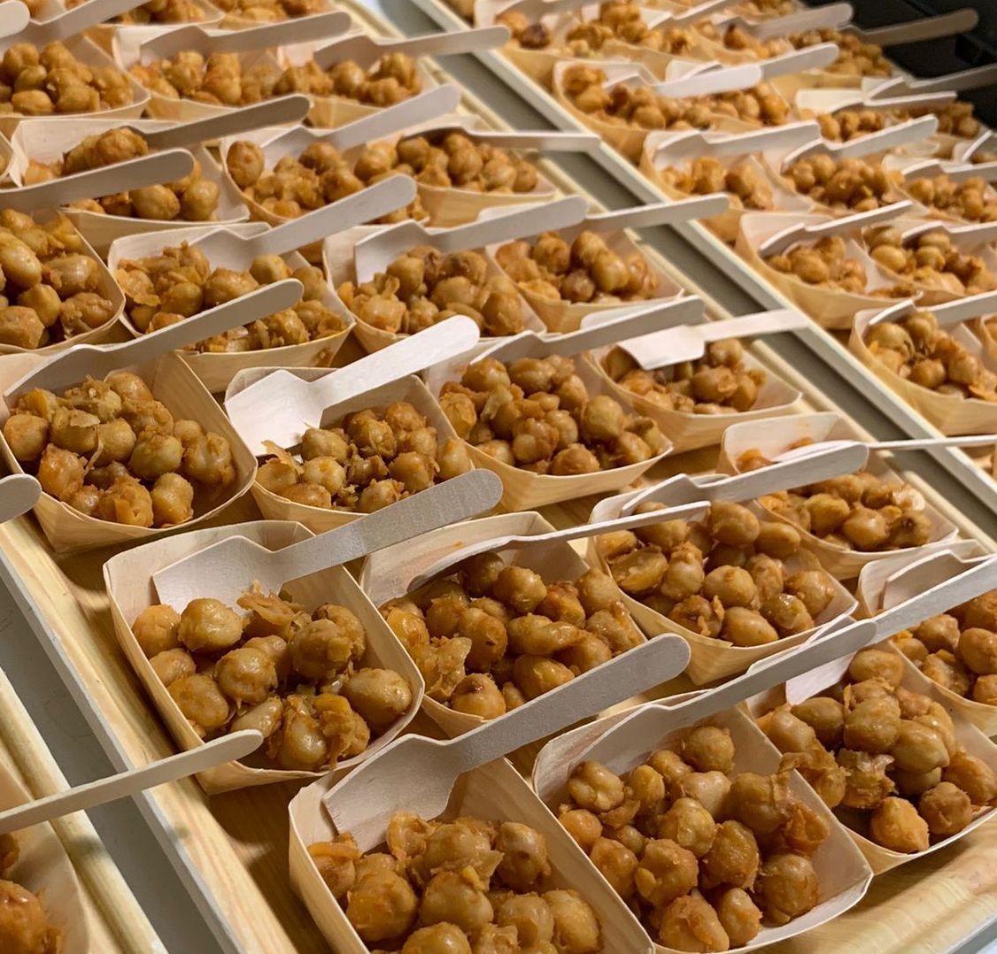 Een stel bakjes met eten met lepels erin