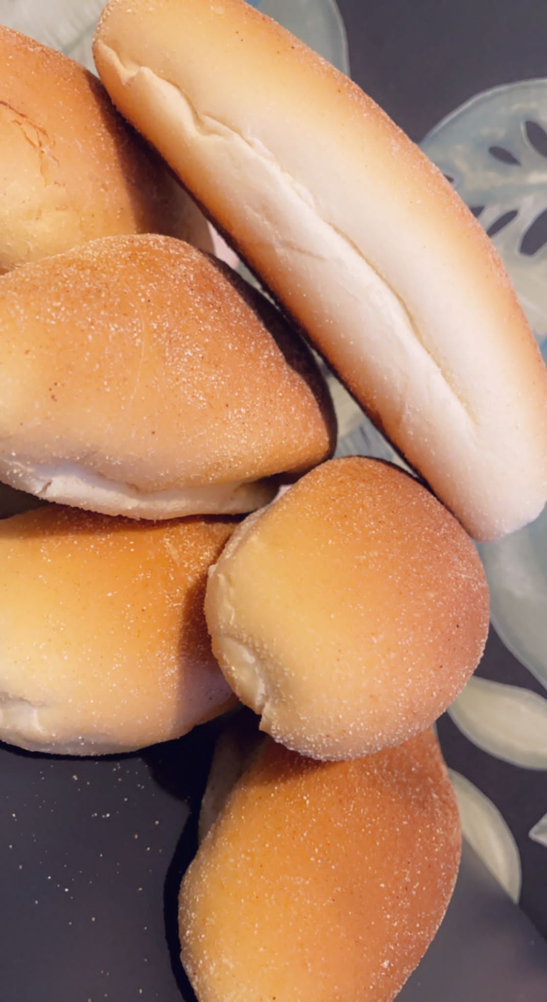 Op een tafel staan ​​een aantal hotdogs op elkaar gestapeld.