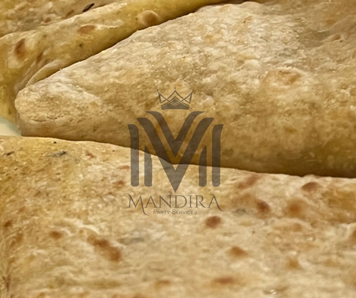 Een close-up van een tortilla met de letter m erop