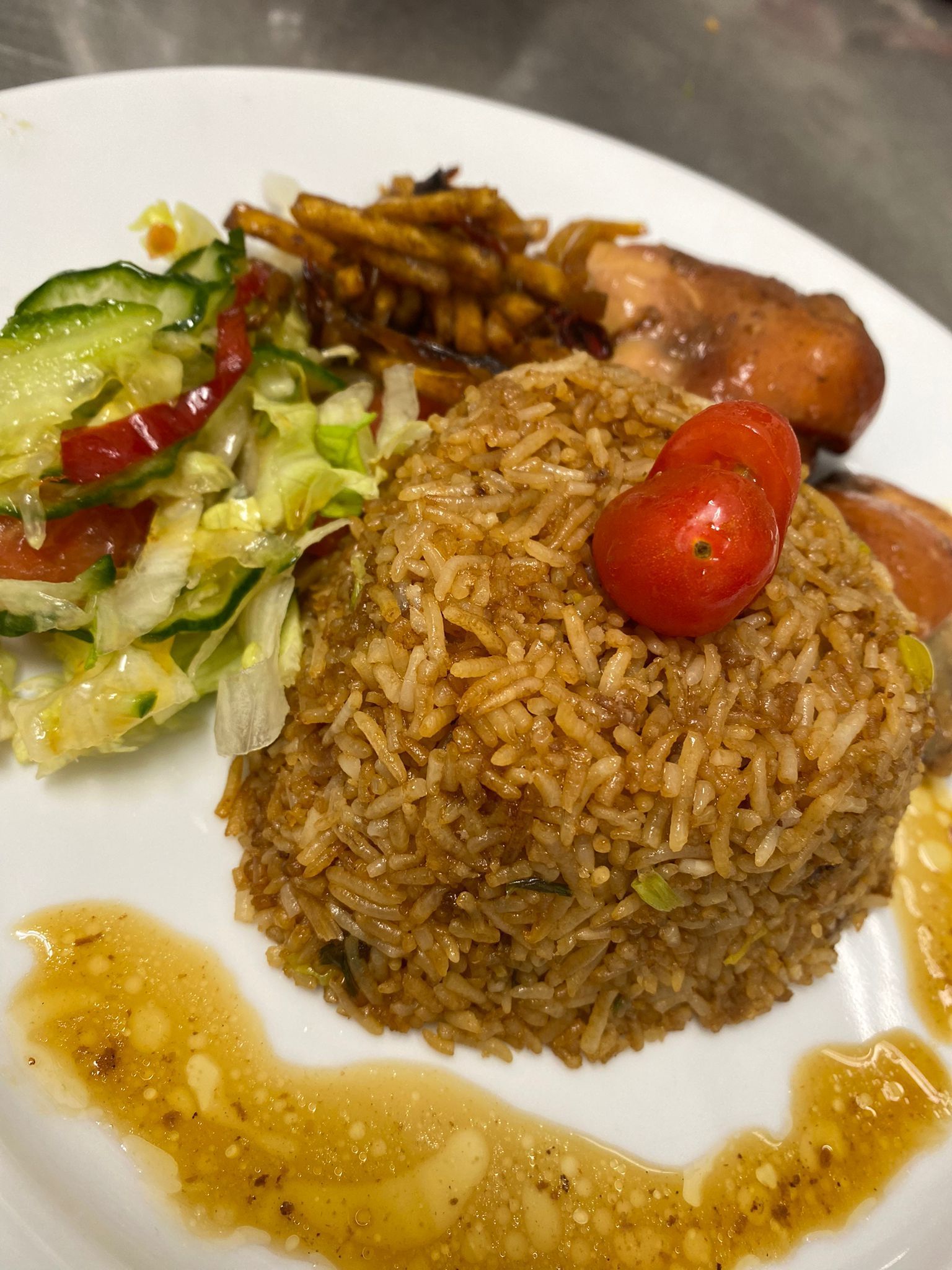 Een wit bord met daarop Nasi Deluxe