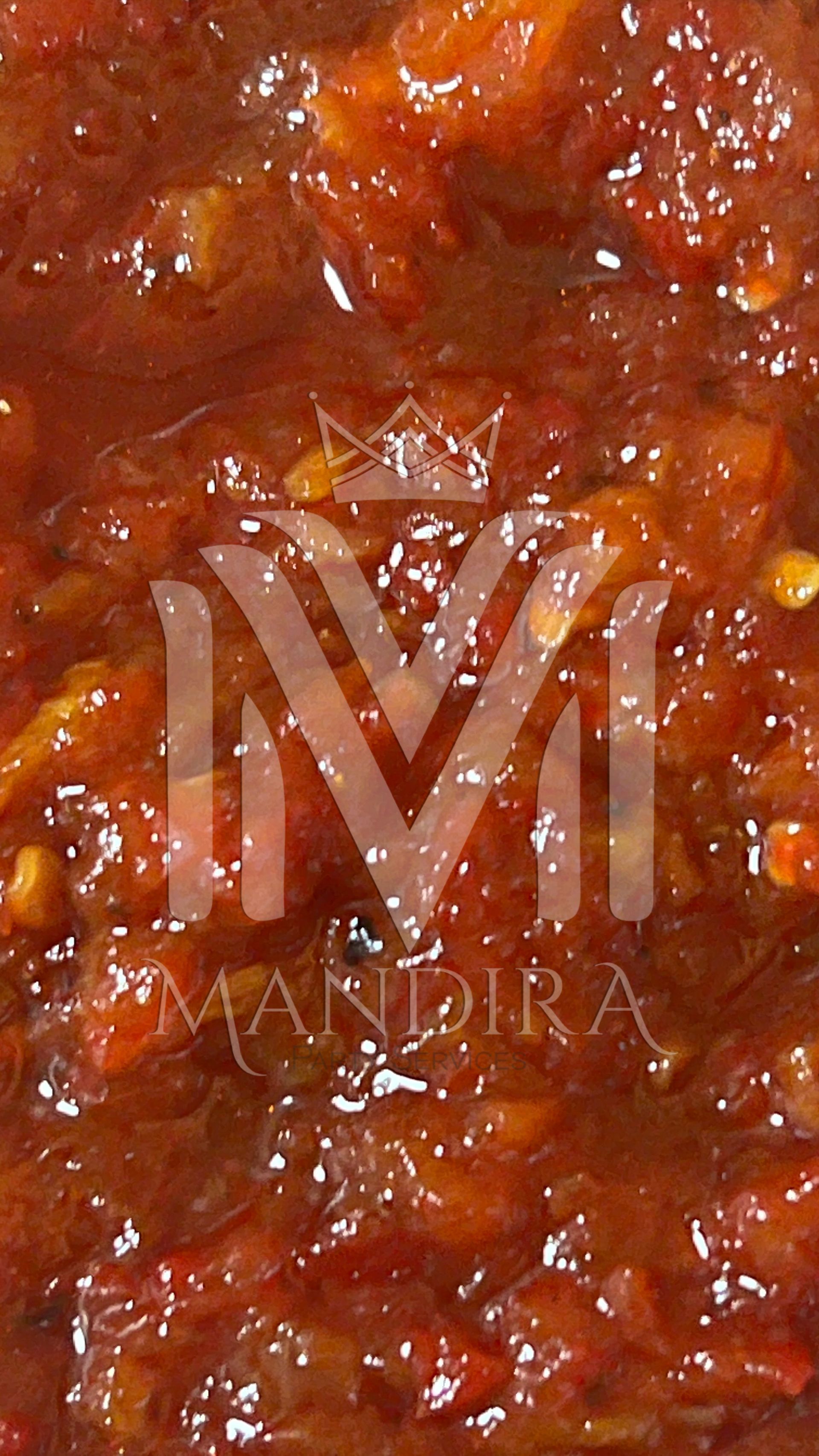 Een close-up van een saus met de letter m erop