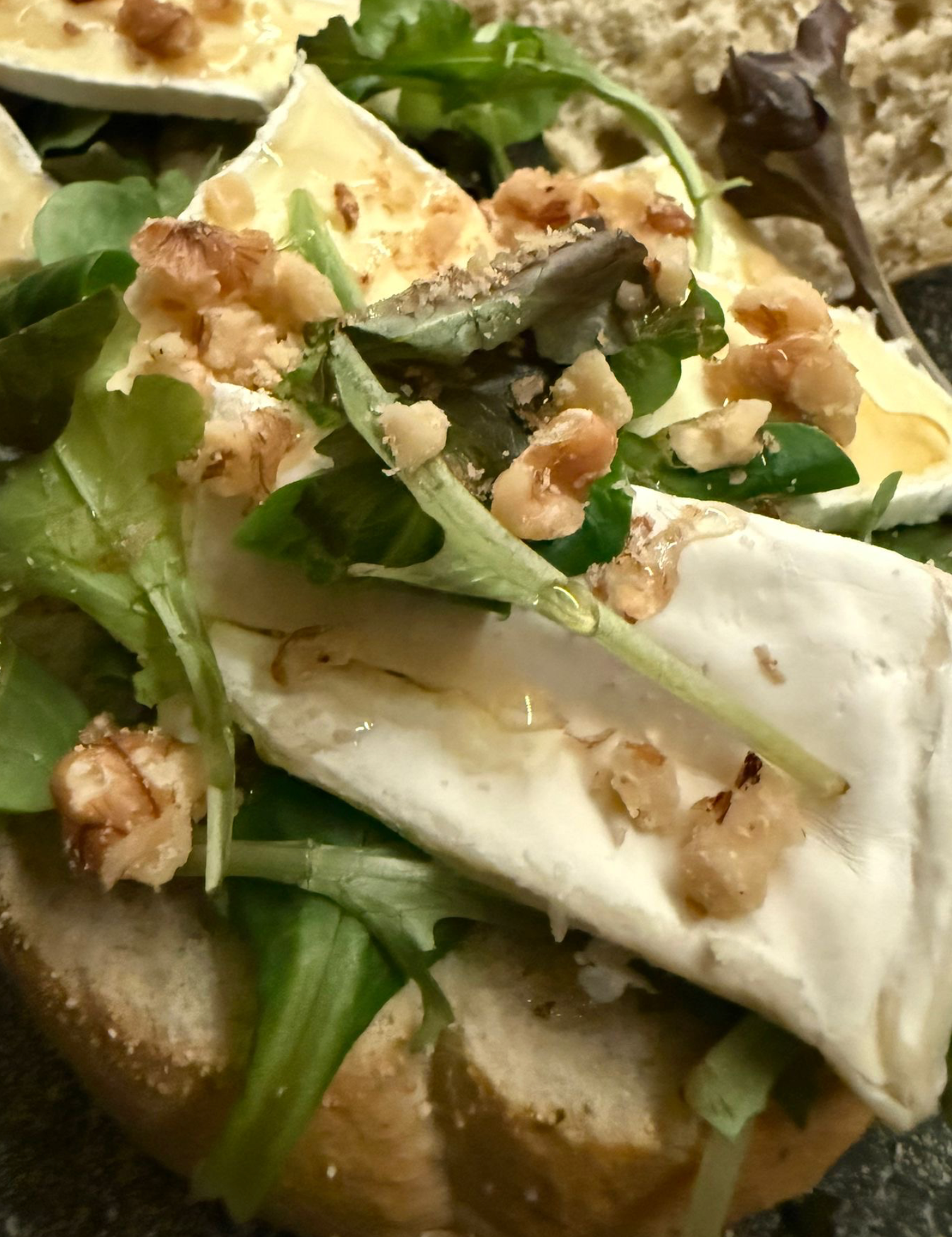 Bruschetta belegd met brie, rucola, walnoten en ansjovis.