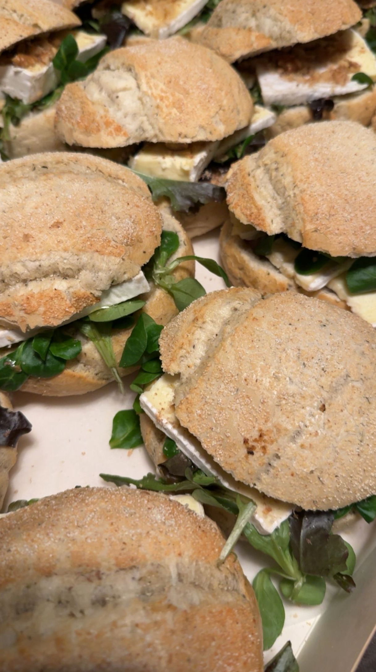 Mini sandwiches met brood, groenten en kaas, geserveerd in een binnenomgeving.