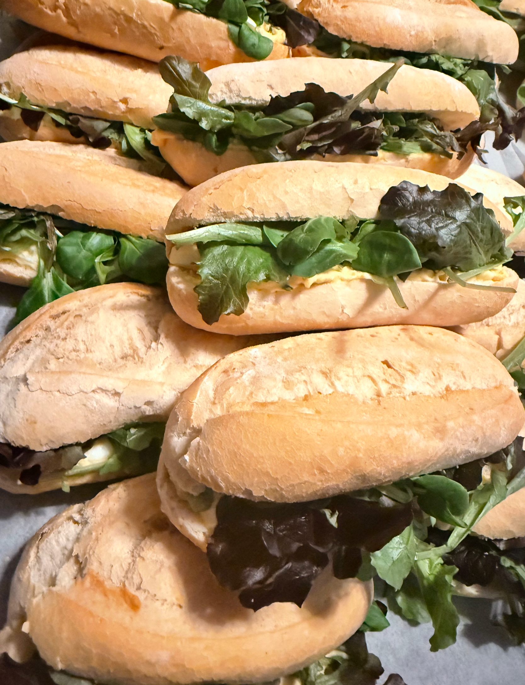 Sandwiches, gevuld met groenten, op elkaar gestapeld.