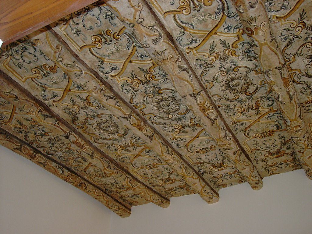 Soffitto con pannelli in legno decorati