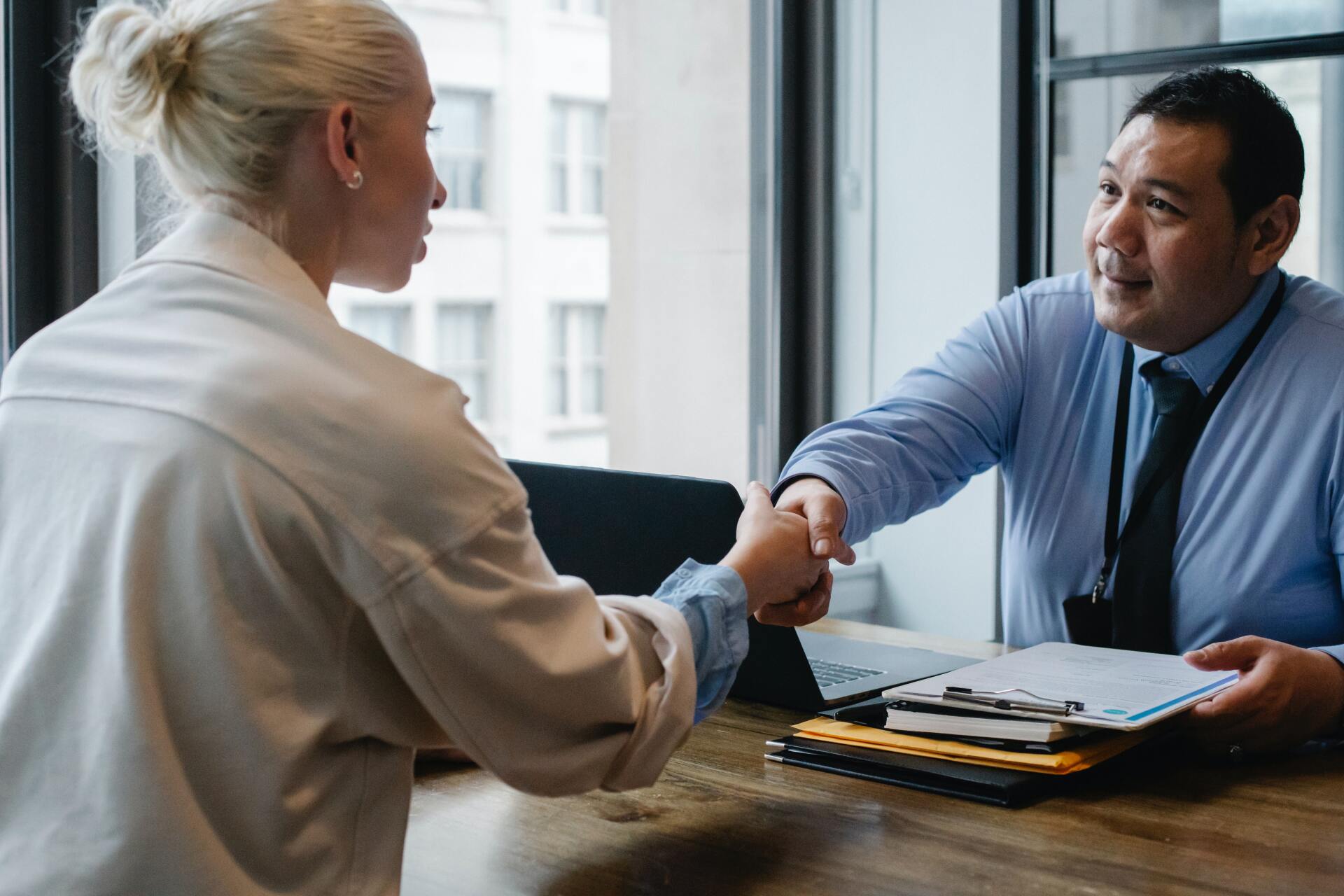 person negotiating with freight broker