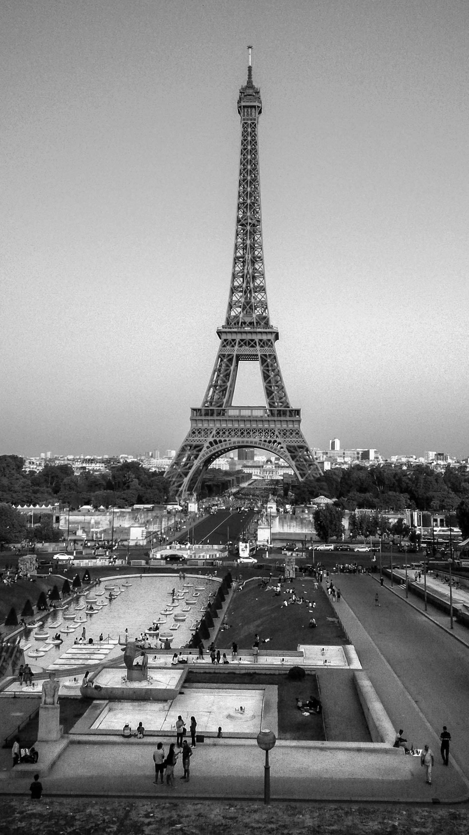 A black and white photo of the eiffel tower in paris