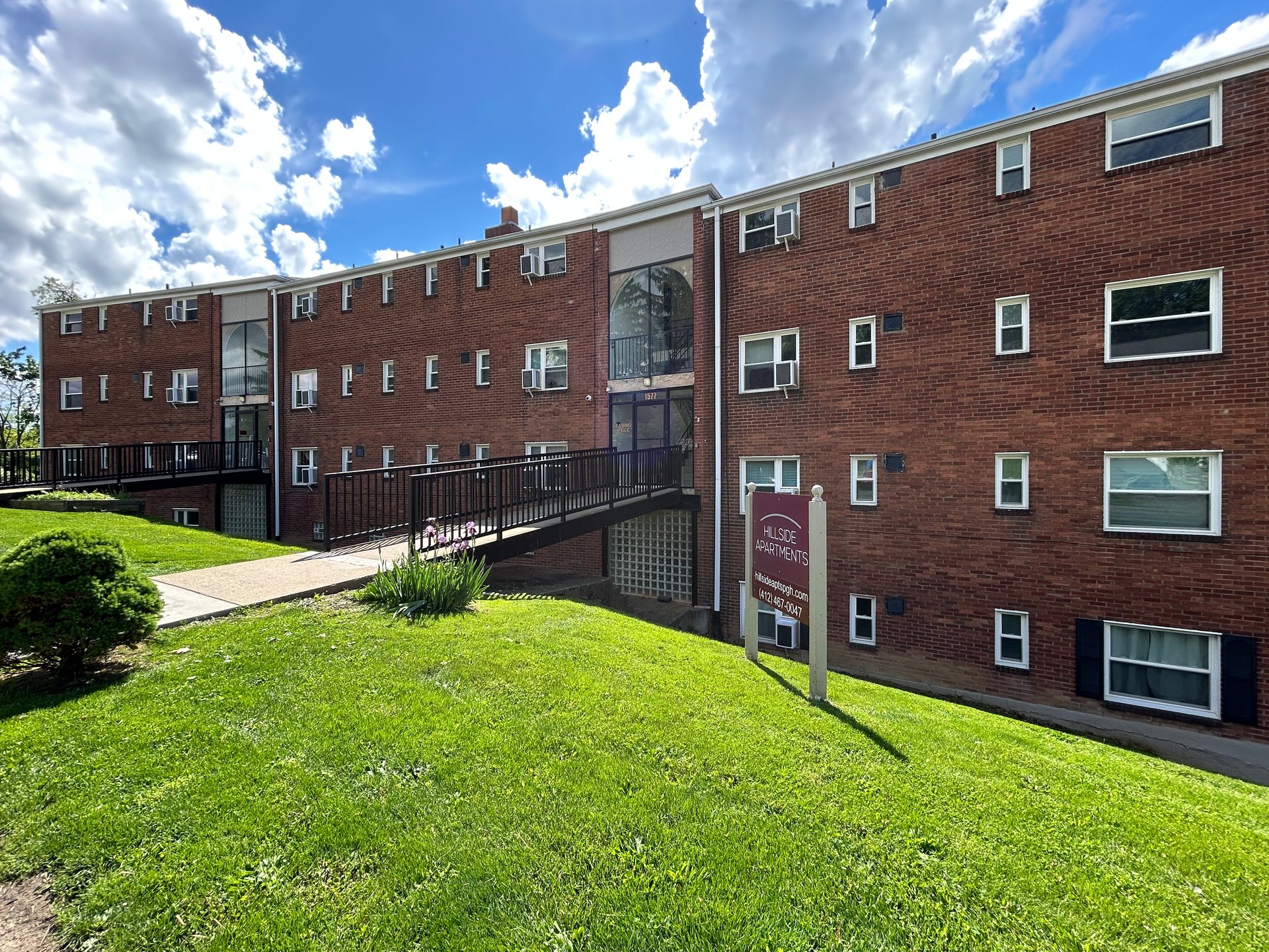 A large brick apartment building with a lot of windows