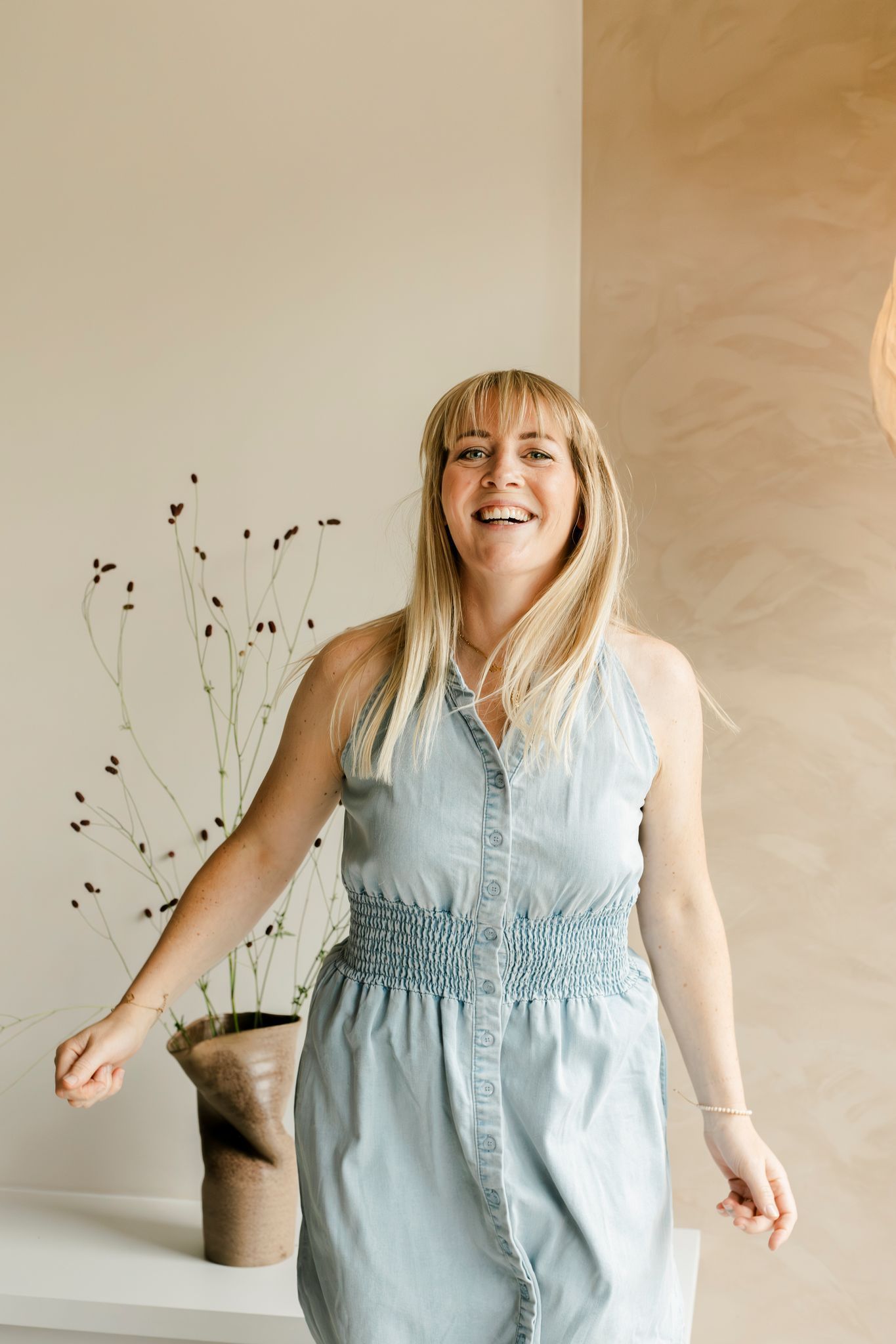 Marielle bekijkt stof- en materiaalstalen op een witte ondergrond en selecteert ontwerpen voor een project.