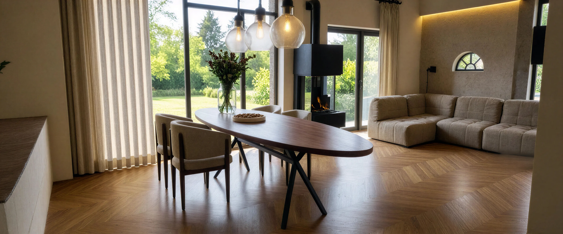 Moderne eetkamer met een lange houten tafel, stoelen en grote ramen met uitzicht op groen.
