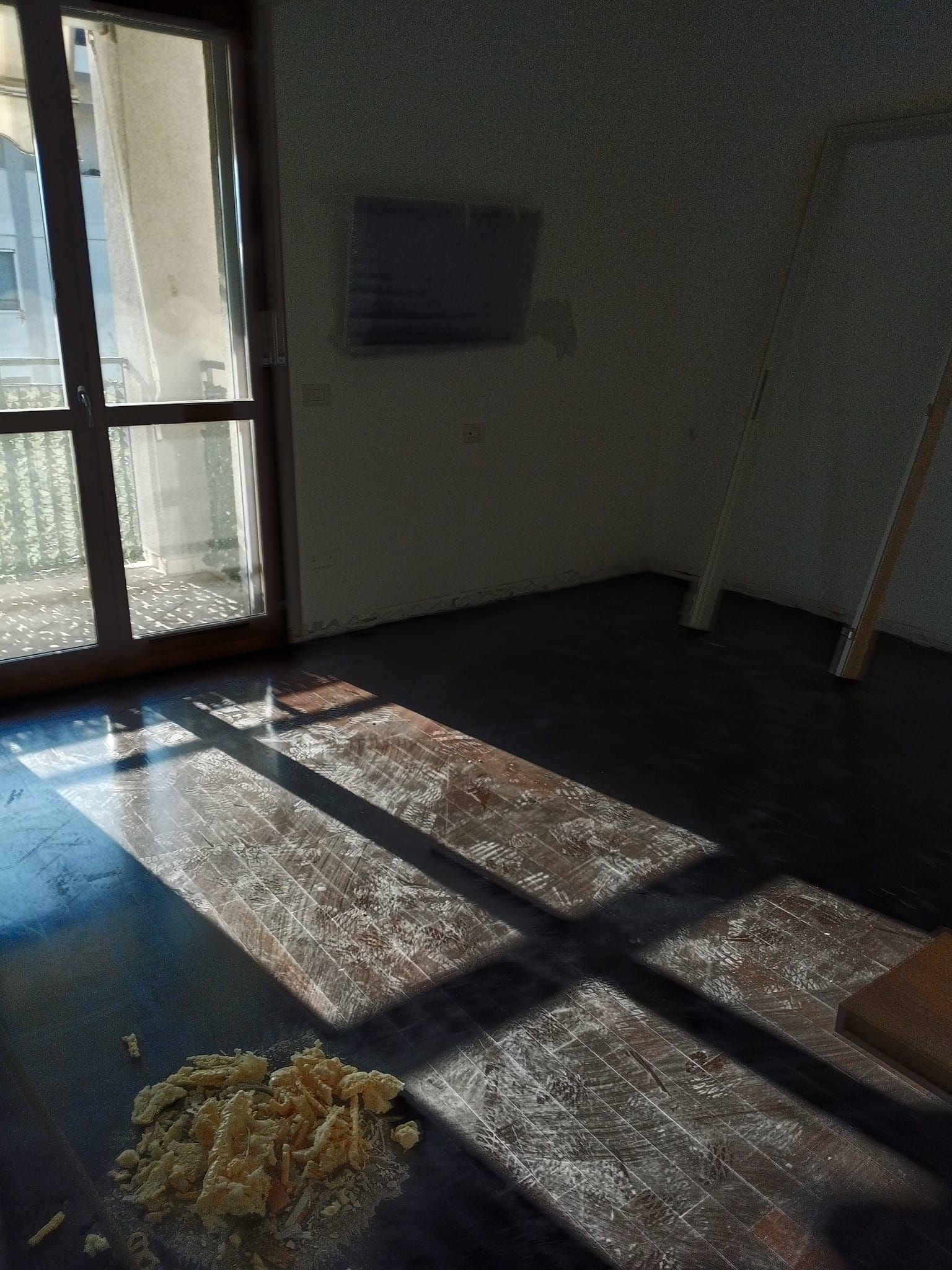 Una stanza con molta polvere sul pavimento
