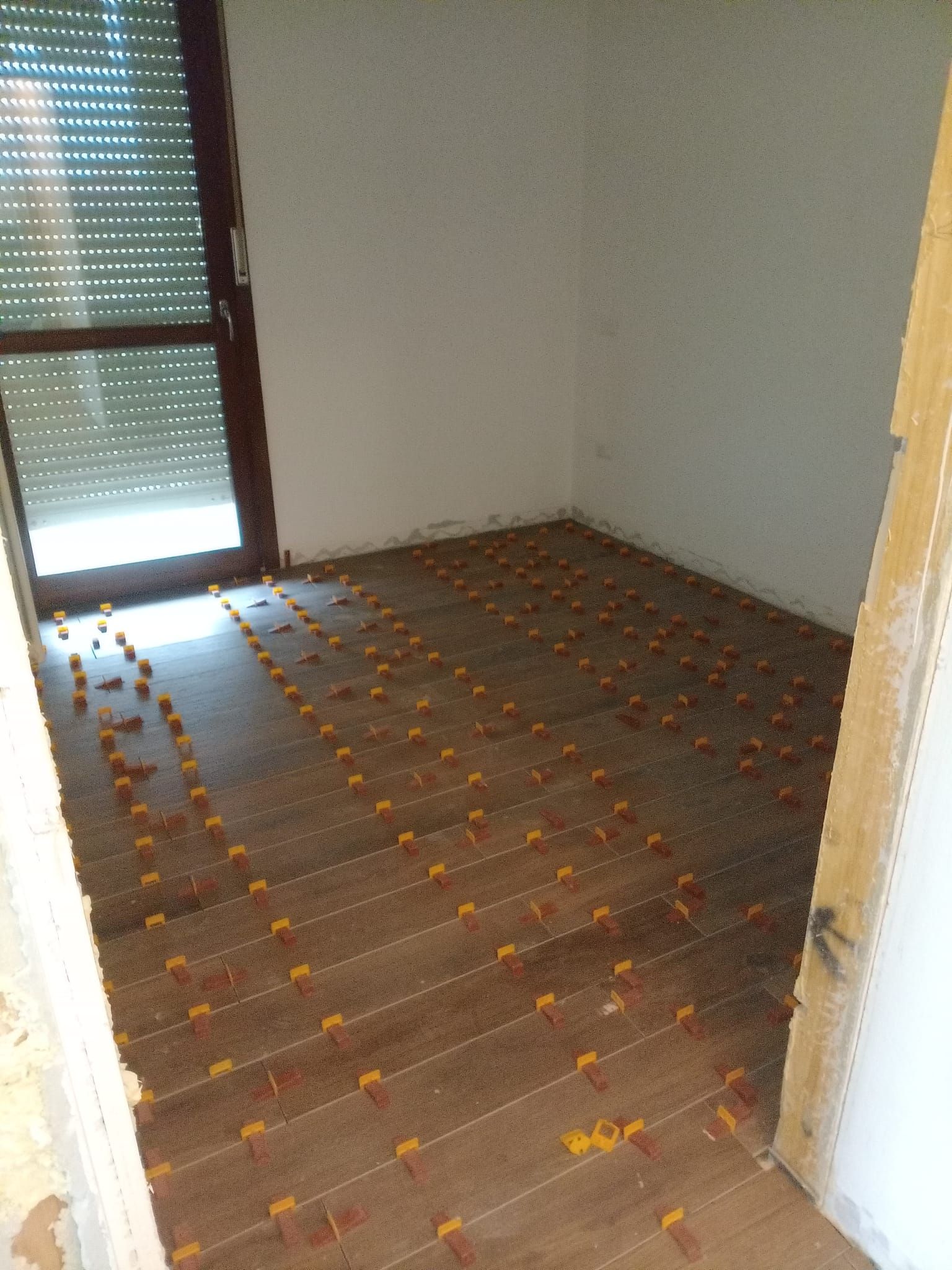 Una stanza con molte foglie sul pavimento