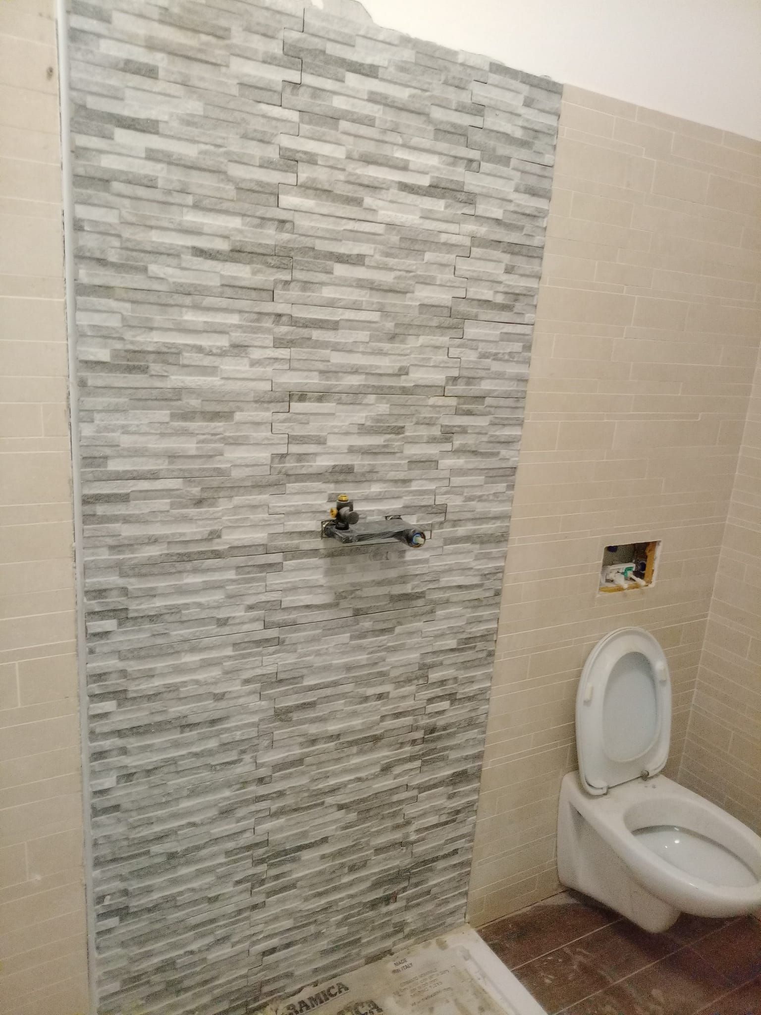 Un bagno con wc e box doccia.