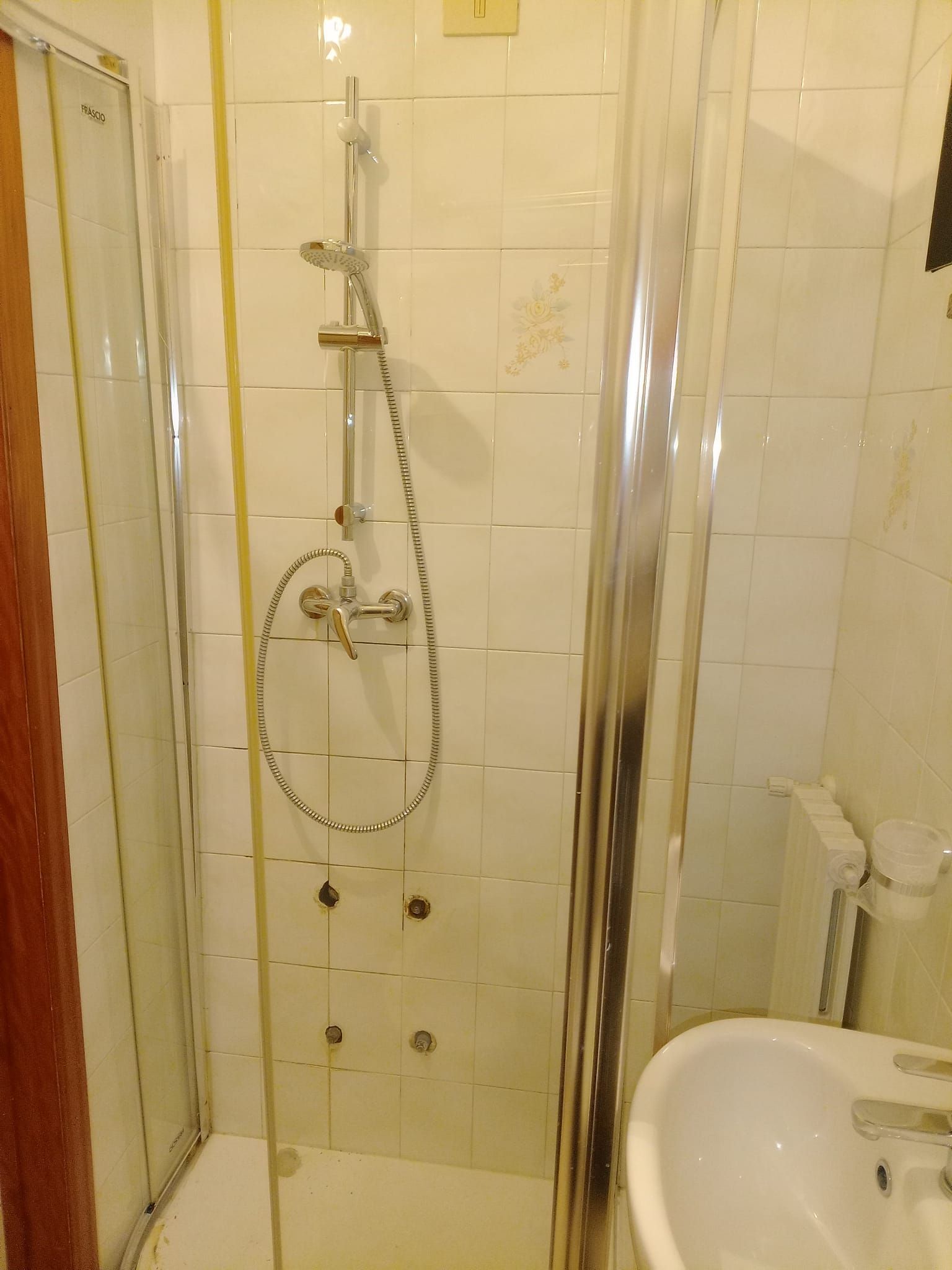 Un bagno con lavandino e box doccia