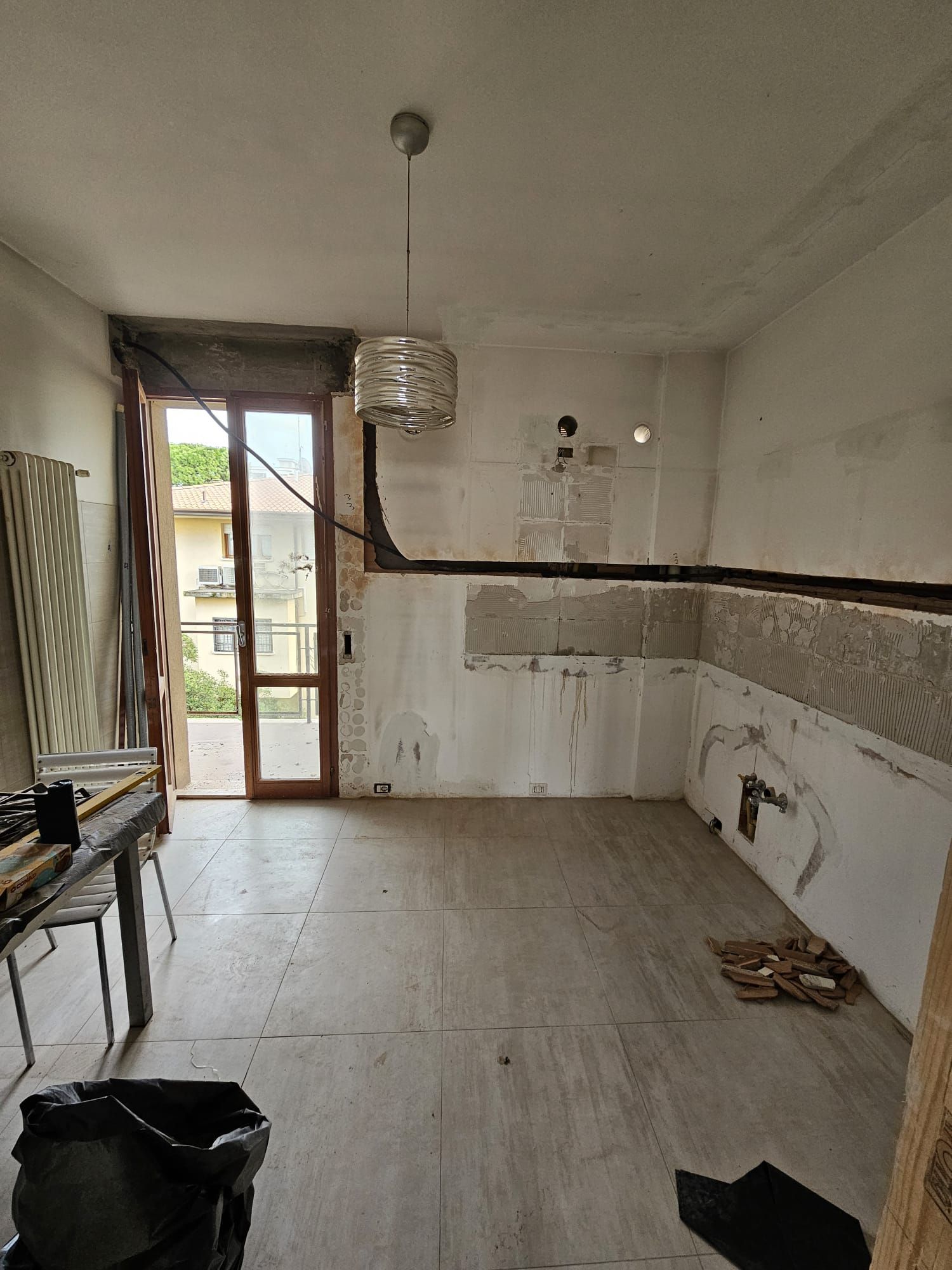 Una stanza vuota con un tavolo e delle sedie.